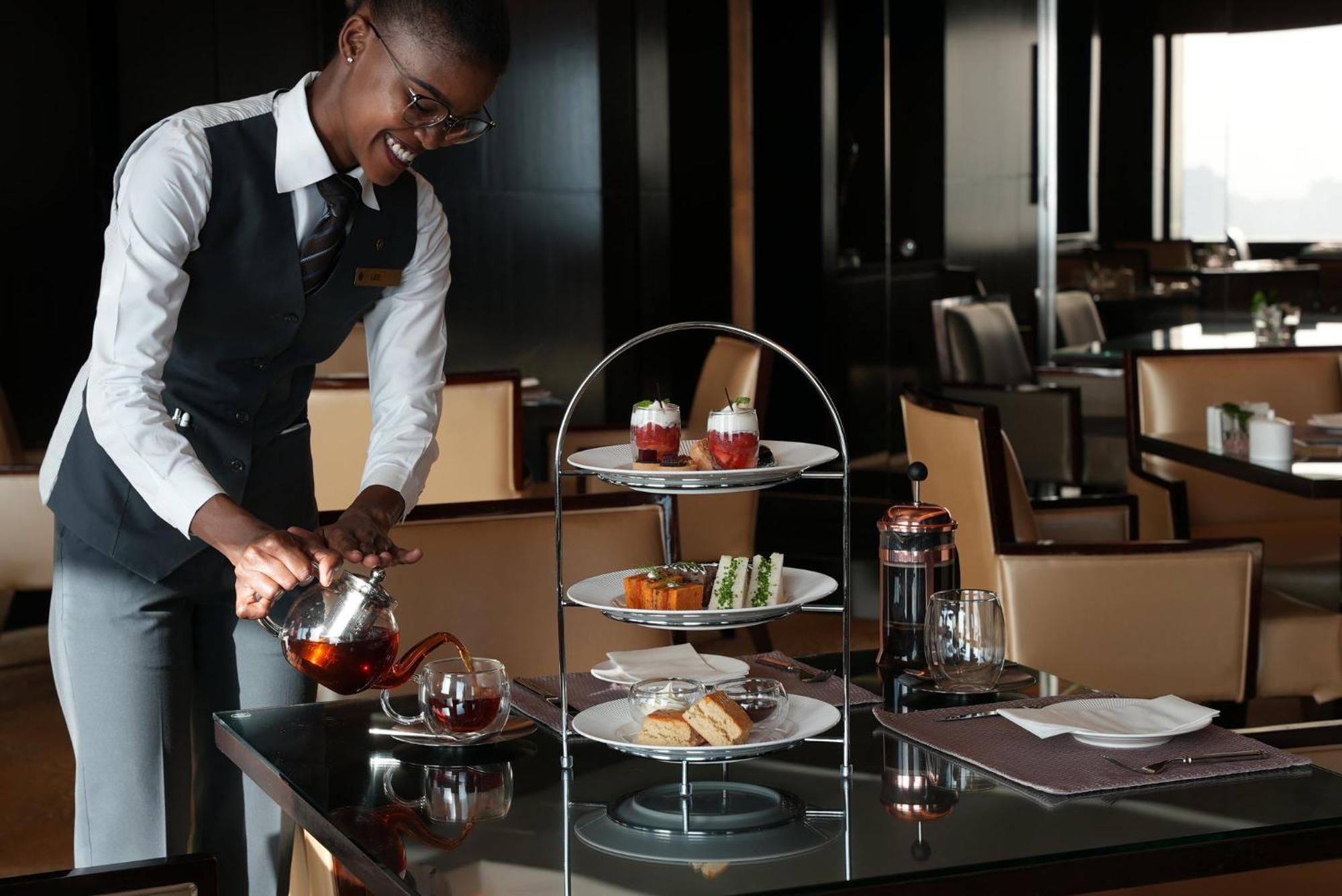 Intercontinental Dubai Festival City By Ihg Luaran gambar Afternoon tea at the Emirates Lounge in Dubai International Airport