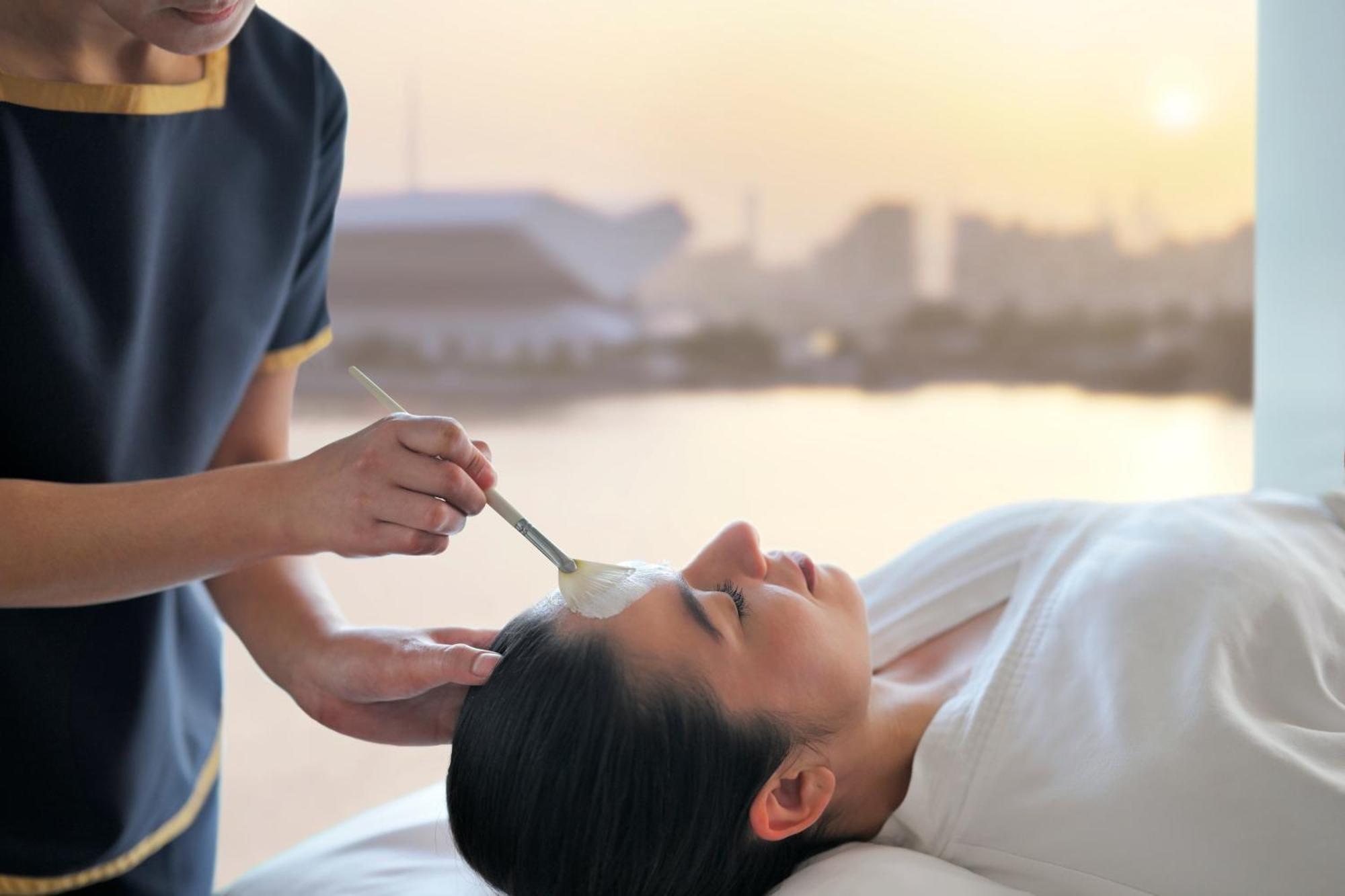 Intercontinental Dubai Festival City By Ihg Luaran gambar A woman receiving a facial treatment