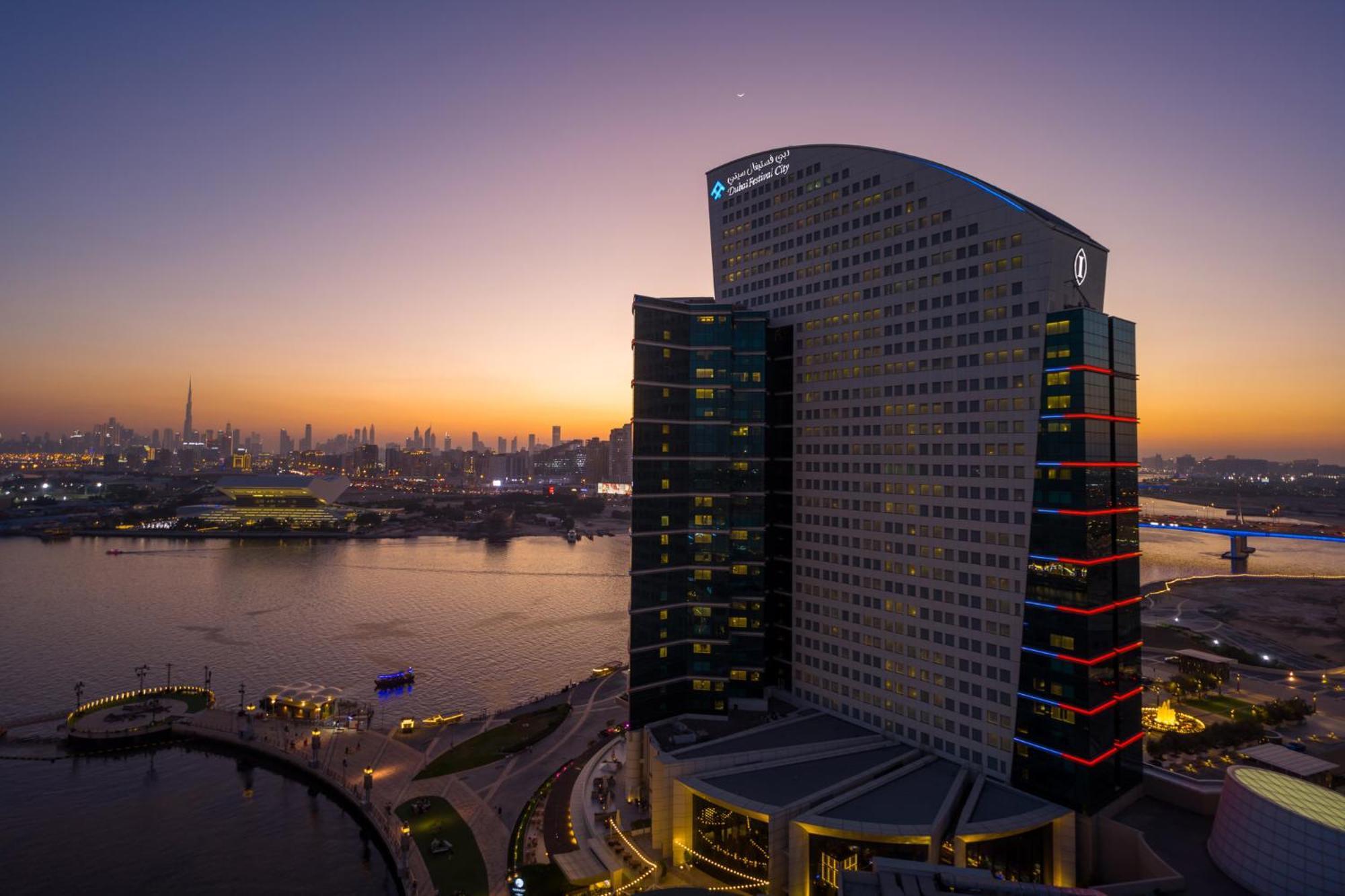 Intercontinental Dubai Festival City By Ihg Luaran gambar The hotel at sunset