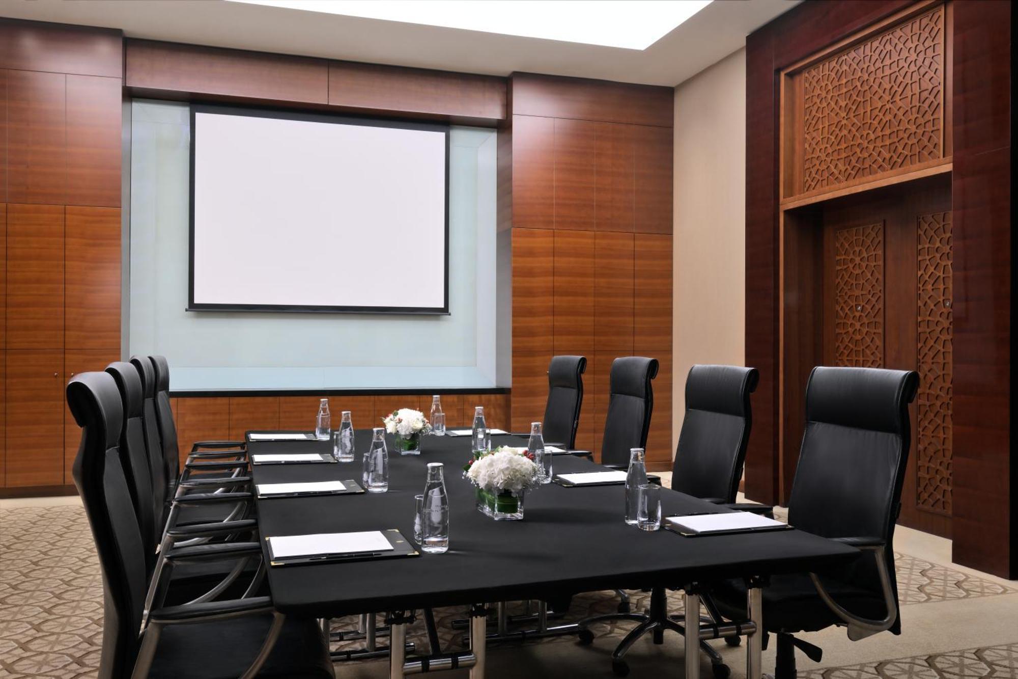 Intercontinental Dubai Festival City By Ihg Luaran gambar A meeting room at the Four Seasons Hotel in Dubai